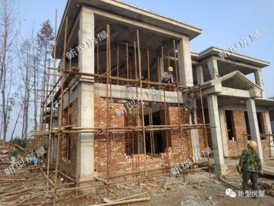 包工頭把腳手架搭成這樣，工人們的安全怎么保證？