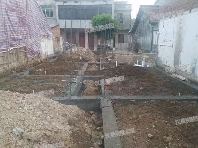 兩面鄰居開間只有8.8米，怎么建房？看看這套花50萬建成的中式別墅！