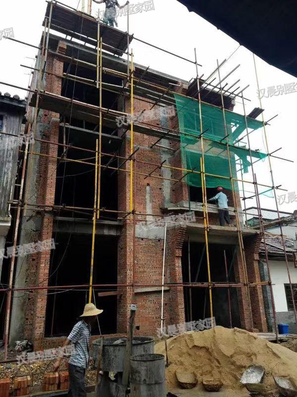 兩面鄰居開間只有8.8米，怎么建房？看看這套花50萬建成的中式別墅！