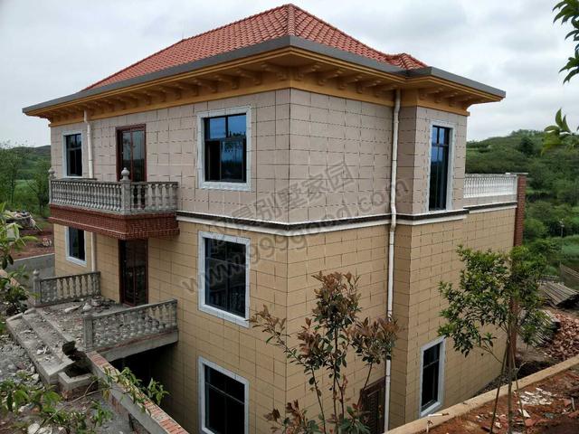 湖南郝總自建15X15米農(nóng)村三層別墅，才花了45萬，宅地臨路，布局完美！