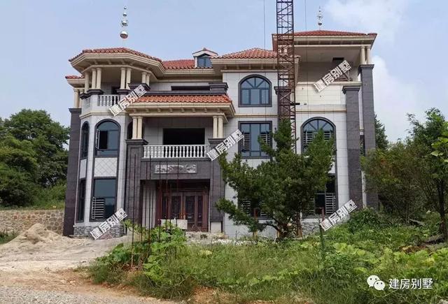 這套三層別墅建筑面積將近800平，絕對是鄉(xiāng)村豪宅，建成這樣村里首富都羨慕