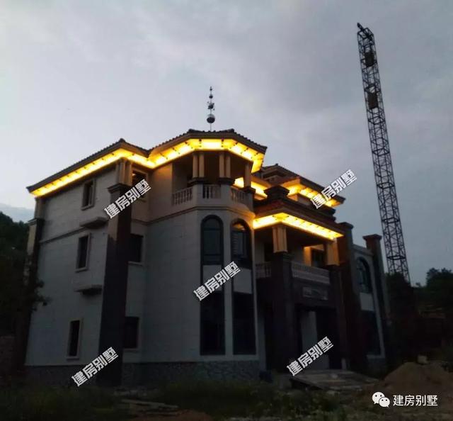 這套三層別墅建筑面積將近800平，絕對是鄉(xiāng)村豪宅，建成這樣村里首富都羨慕