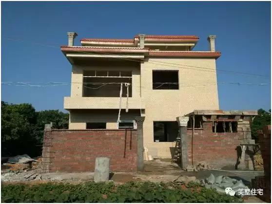 廣東農(nóng)村小伙修建二層半別墅，主體帶小院子30萬，苦累都值得