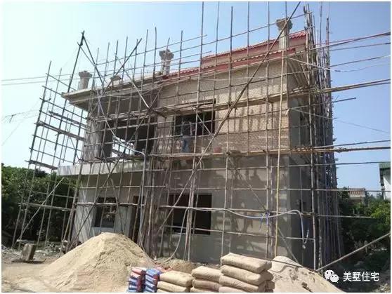 廣東農(nóng)村小伙修建二層半別墅，主體帶小院子30萬，苦累都值得