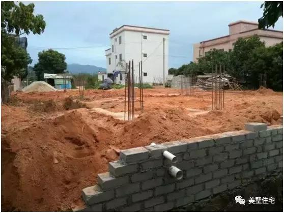 廣東農(nóng)村小伙修建二層半別墅，主體帶小院子30萬，苦累都值得