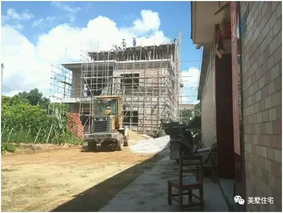 廣東農(nóng)村小伙修建二層半別墅，主體帶小院子30萬，苦累都值得