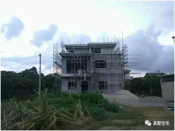 廣東農(nóng)村小伙修建二層半別墅，主體帶小院子30萬，苦累都值得