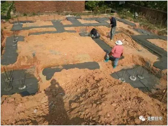 廣東農(nóng)村小伙修建二層半別墅，主體帶小院子30萬，苦累都值得