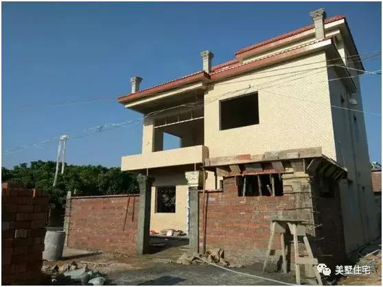 廣東農(nóng)村小伙修建二層半別墅，主體帶小院子30萬，苦累都值得