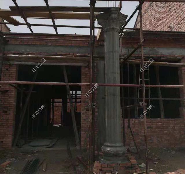 陜西農村自建2層別墅，造價30萬，坡屋頂建成這樣，真不怕漏雨嗎