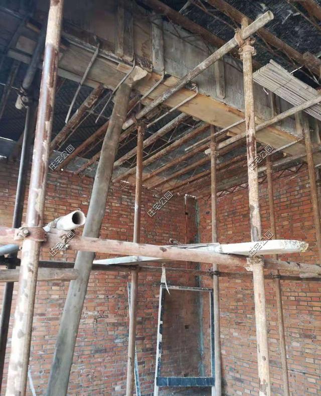 陜西農村自建2層別墅，造價30萬，坡屋頂建成這樣，真不怕漏雨嗎