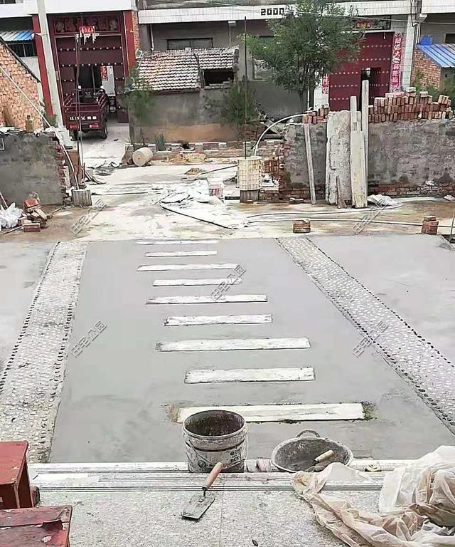 陜西農村自建2層別墅，造價30萬，坡屋頂建成這樣，真不怕漏雨嗎