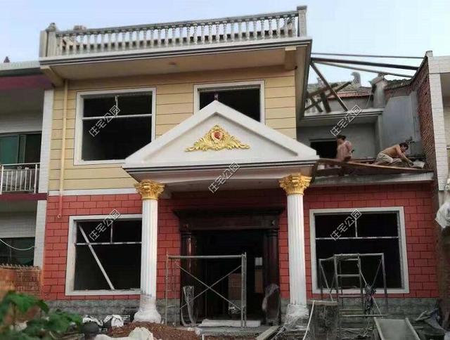 陜西農村自建2層別墅，造價30萬，坡屋頂建成這樣，真不怕漏雨嗎