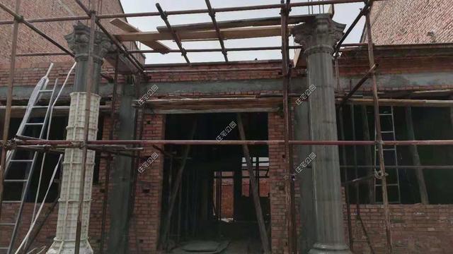 陜西農村自建2層別墅，造價30萬，坡屋頂建成這樣，真不怕漏雨嗎