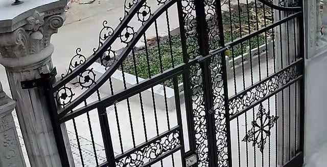 陜西農村自建2層別墅，造價30萬，坡屋頂建成這樣，真不怕漏雨嗎