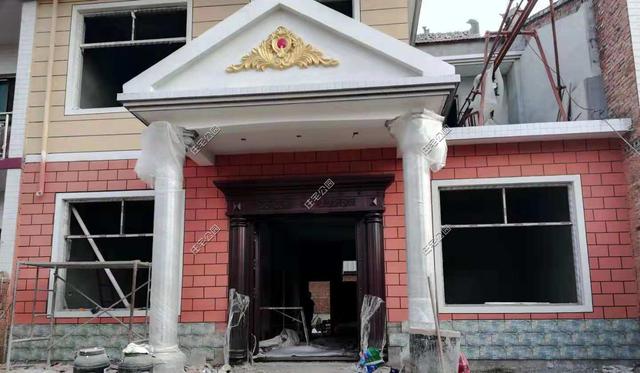 陜西農村自建2層別墅，造價30萬，坡屋頂建成這樣，真不怕漏雨嗎