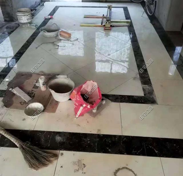 陜西農村自建2層別墅，造價30萬，坡屋頂建成這樣，真不怕漏雨嗎