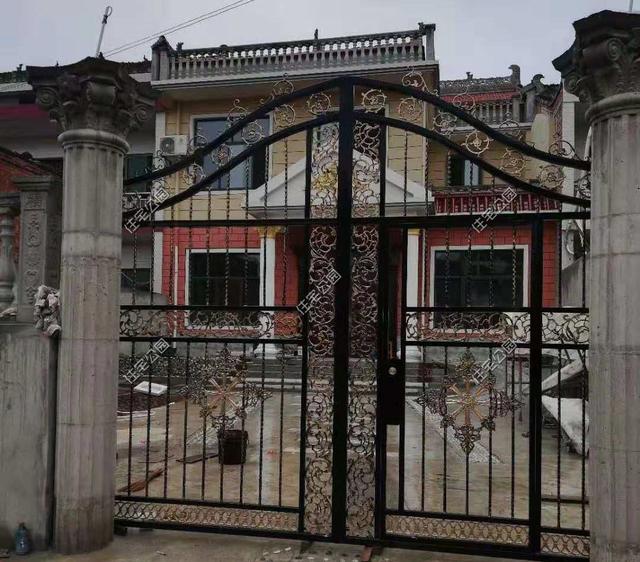 陜西農村自建2層別墅，造價30萬，坡屋頂建成這樣，真不怕漏雨嗎