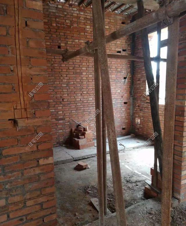 陜西農村自建2層別墅，造價30萬，坡屋頂建成這樣，真不怕漏雨嗎