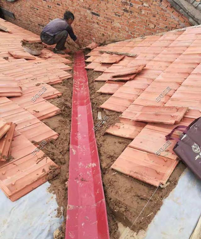 陜西農村自建2層別墅，造價30萬，坡屋頂建成這樣，真不怕漏雨嗎