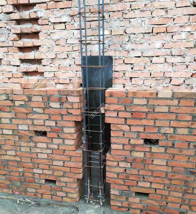 陜西農村自建2層別墅，造價30萬，坡屋頂建成這樣，真不怕漏雨嗎