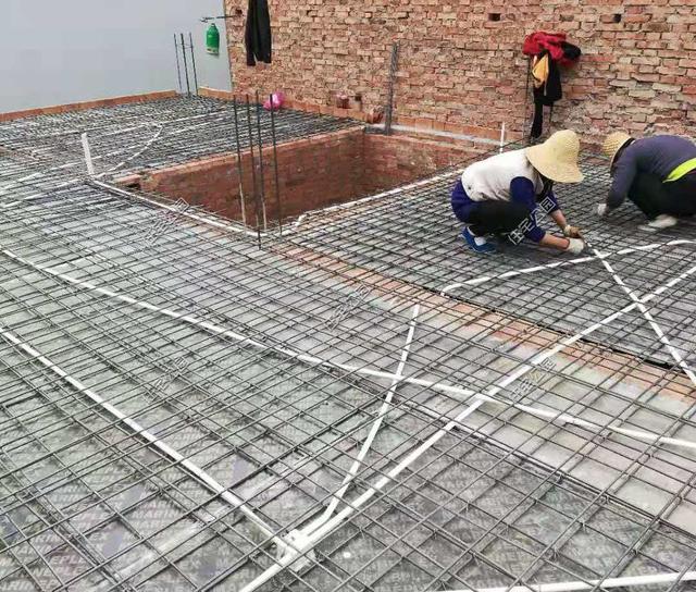 陜西農村自建2層別墅，造價30萬，坡屋頂建成這樣，真不怕漏雨嗎