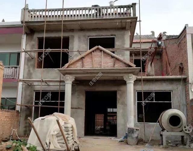 陜西農村自建2層別墅，造價30萬，坡屋頂建成這樣，真不怕漏雨嗎