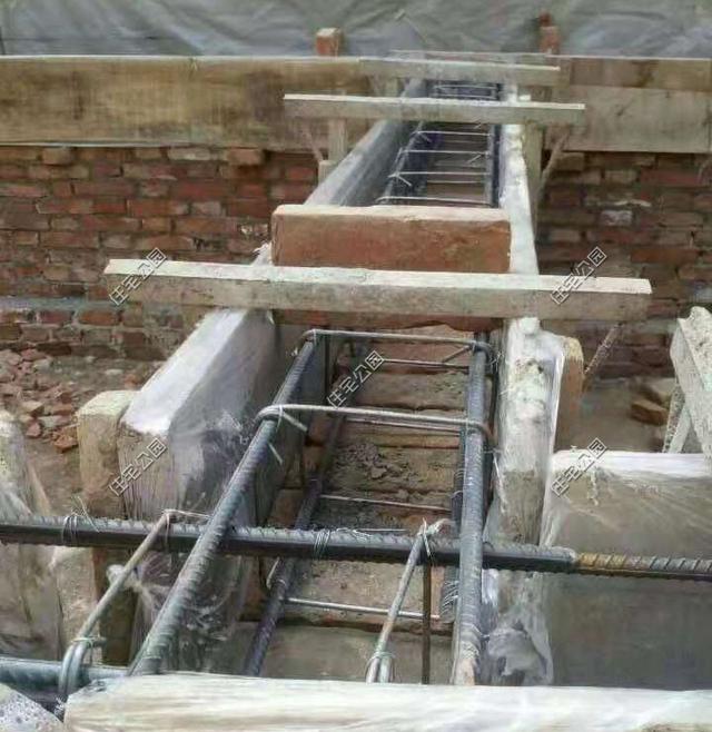 陜西農村自建2層別墅，造價30萬，坡屋頂建成這樣，真不怕漏雨嗎