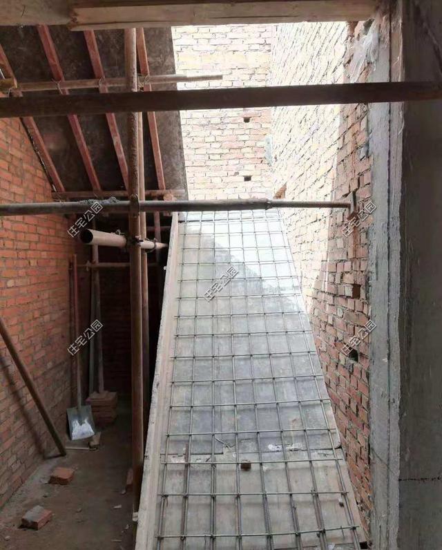 陜西農村自建2層別墅，造價30萬，坡屋頂建成這樣，真不怕漏雨嗎