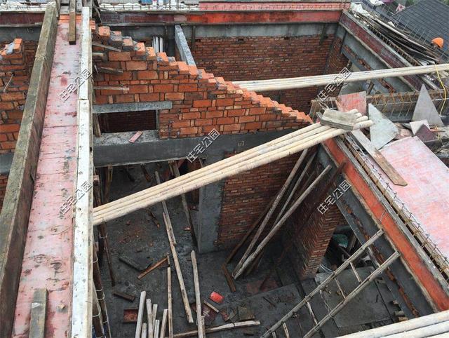 紅磚缺貨，石子每車1200，花了150萬終于建起這棟農村三層別墅