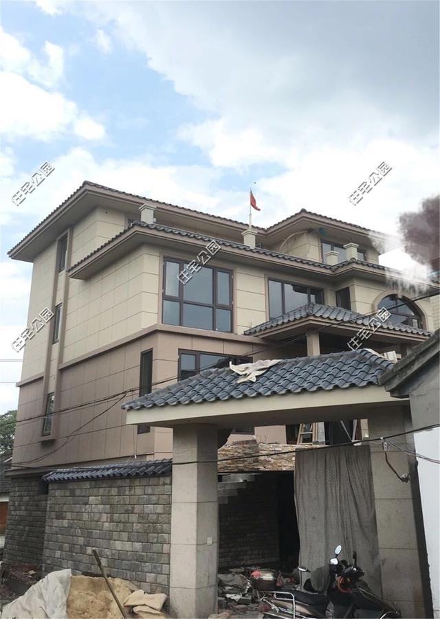 紅磚缺貨，石子每車1200，花了150萬終于建起這棟農村三層別墅