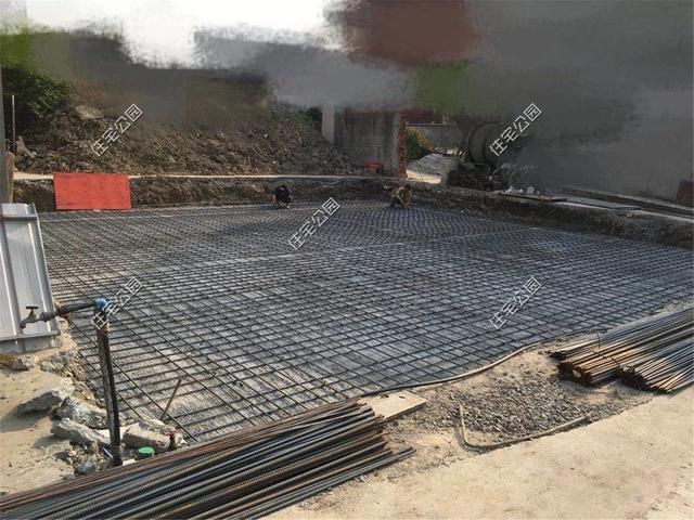 紅磚缺貨，石子每車1200，花了150萬終于建起這棟農村三層別墅