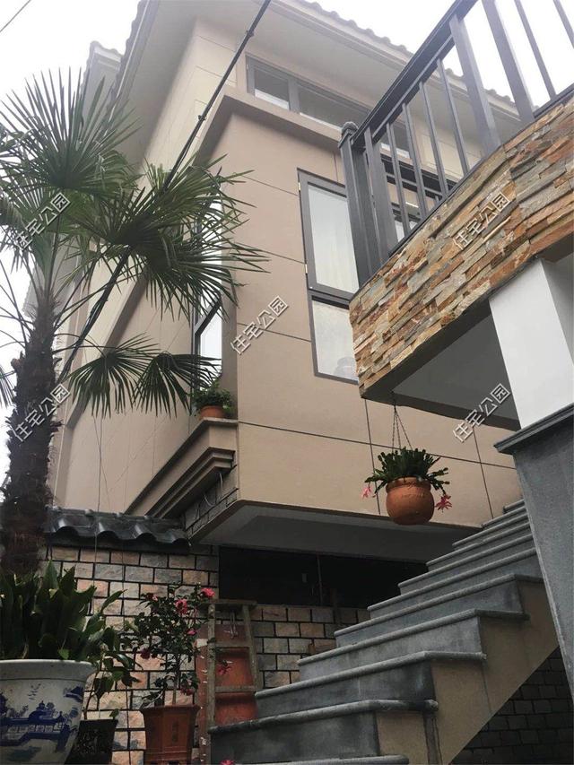 紅磚缺貨，石子每車1200，花了150萬終于建起這棟農村三層別墅