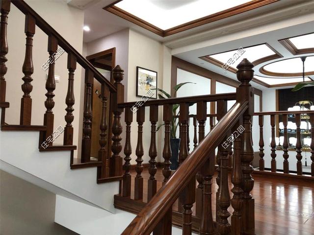 紅磚缺貨，石子每車1200，花了150萬終于建起這棟農村三層別墅