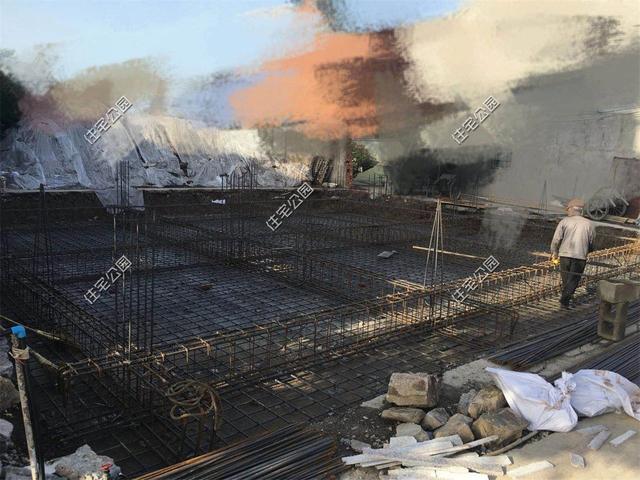 紅磚缺貨，石子每車1200，花了150萬終于建起這棟農村三層別墅