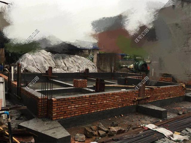 紅磚缺貨，石子每車1200，花了150萬終于建起這棟農村三層別墅