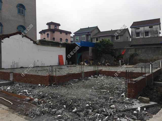 紅磚缺貨，石子每車1200，花了150萬終于建起這棟農村三層別墅