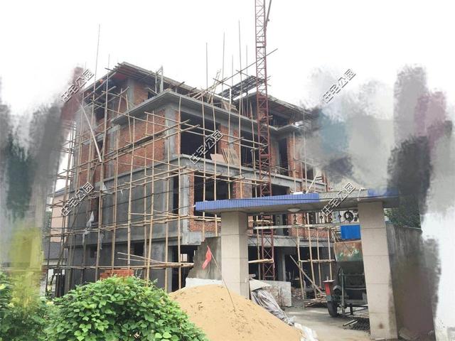 紅磚缺貨，石子每車1200，花了150萬終于建起這棟農村三層別墅