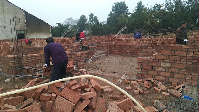農(nóng)村小伙建房?jī)?nèi)外墻全砌空斗墻，你覺(jué)得這樣結(jié)實(shí)嗎？
