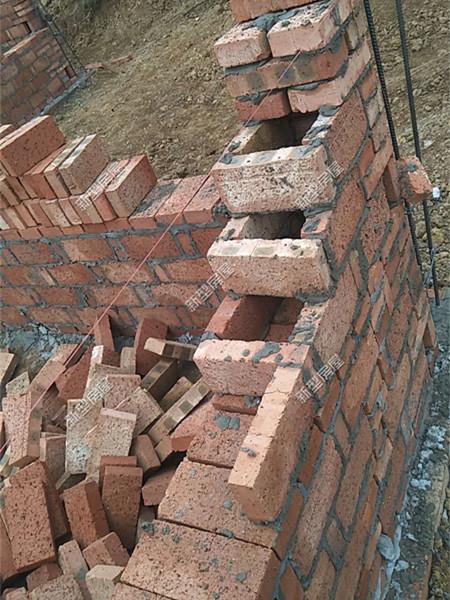 農(nóng)村小伙建房?jī)?nèi)外墻全砌空斗墻，你覺(jué)得這樣結(jié)實(shí)嗎？