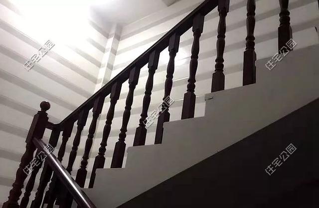 為父母養(yǎng)老，湖南兄妹在農(nóng)村老家修建三層別墅，主體裝修一個花了80萬