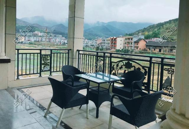 為父母養(yǎng)老，湖南兄妹在農(nóng)村老家修建三層別墅，主體裝修一個花了80萬