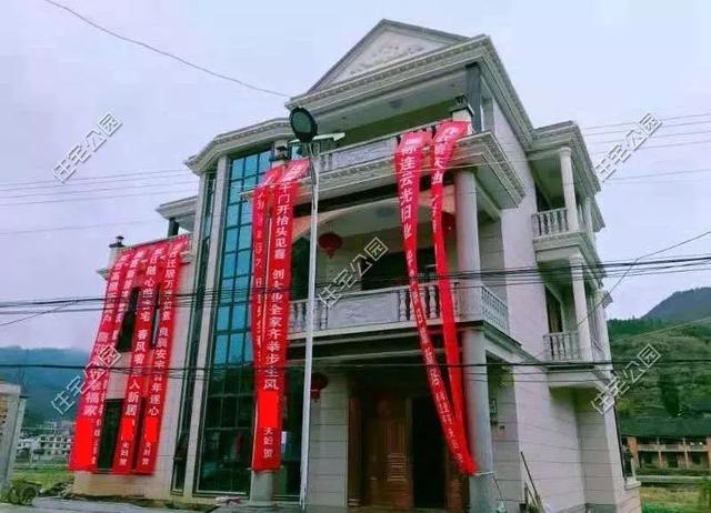 為父母養(yǎng)老，湖南兄妹在農(nóng)村老家修建三層別墅，主體裝修一個花了80萬