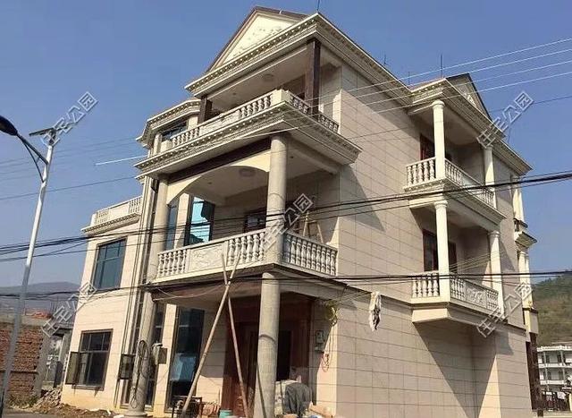 為父母養(yǎng)老，湖南兄妹在農(nóng)村老家修建三層別墅，主體裝修一個花了80萬