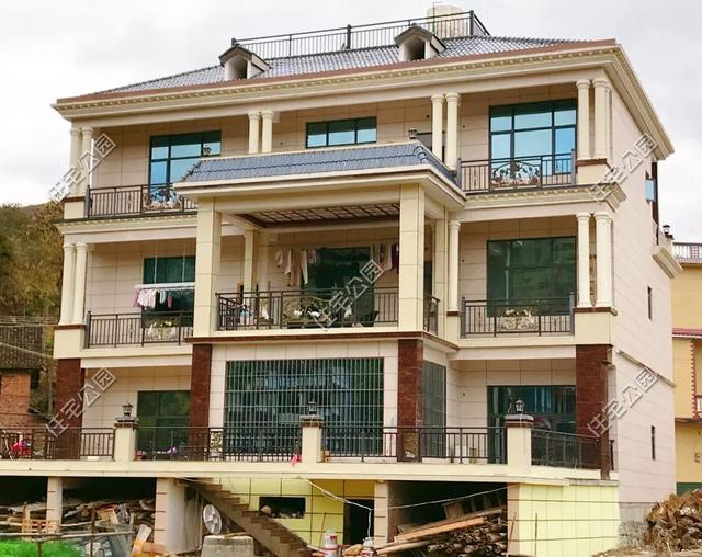 為父母養(yǎng)老，湖南兄妹在農(nóng)村老家修建三層別墅，主體裝修一個花了80萬