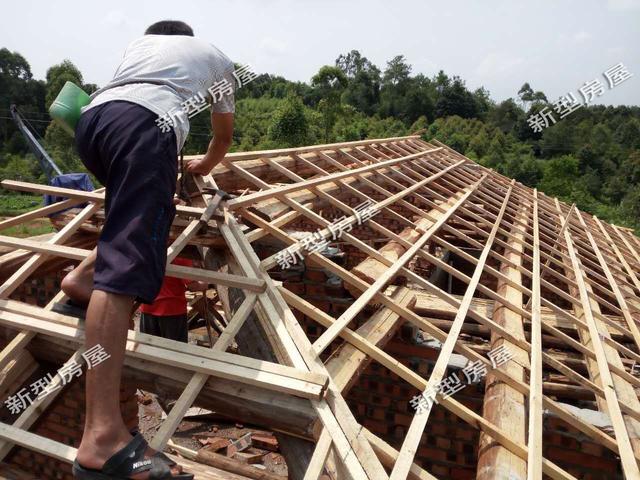 農(nóng)村新房還沒入住，就發(fā)現(xiàn)屋面就有裂縫，這是誰的責(zé)任？