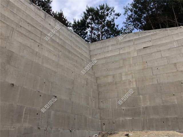 湖南農(nóng)村小伙花40萬蓋了30米長的堡坎，大家都說這是要建城堡