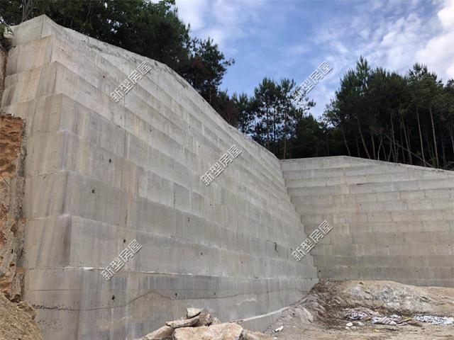 湖南農(nóng)村小伙花40萬蓋了30米長的堡坎，大家都說這是要建城堡