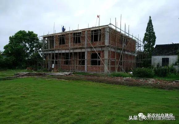 江蘇小伙回農(nóng)村自建別墅，包工包料每瓶1200，村里還有花海、草坪！