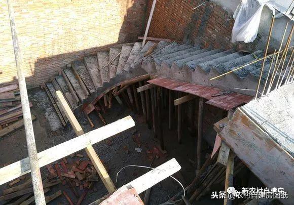 江蘇小伙回農(nóng)村自建別墅，包工包料每瓶1200，村里還有花海、草坪！